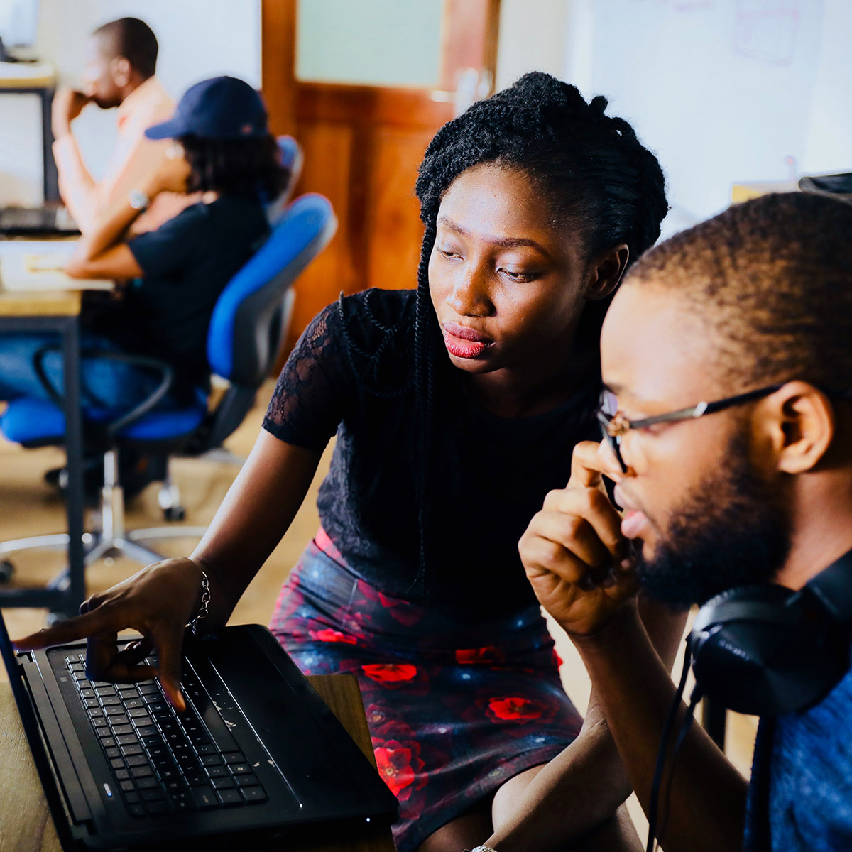 英雄联盟博彩竞猜 students collaborating