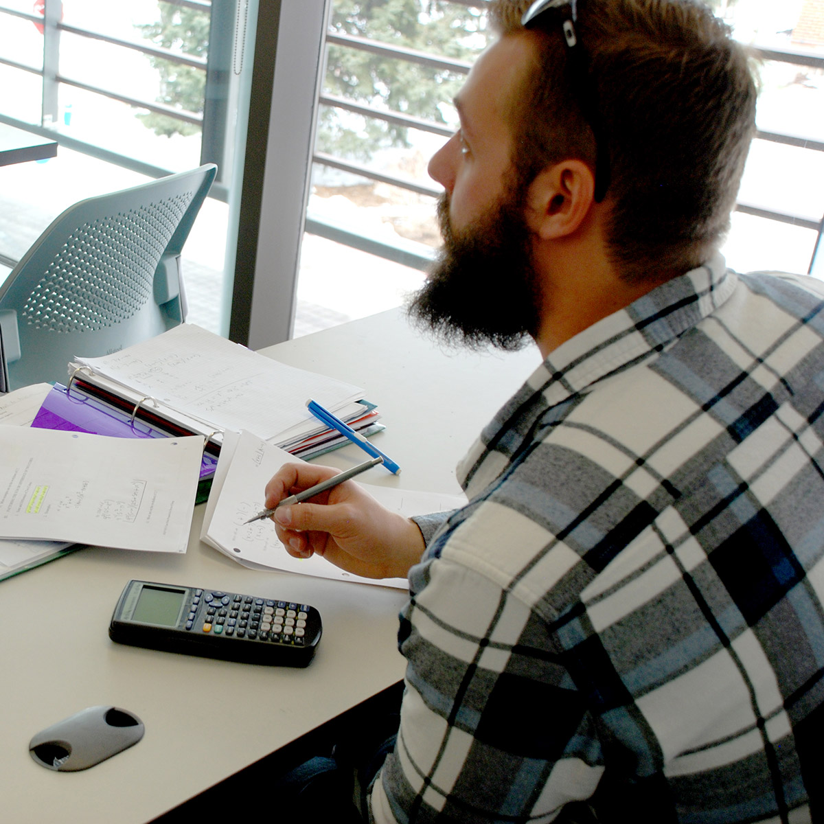 lol博彩 Mathematics student in classroom