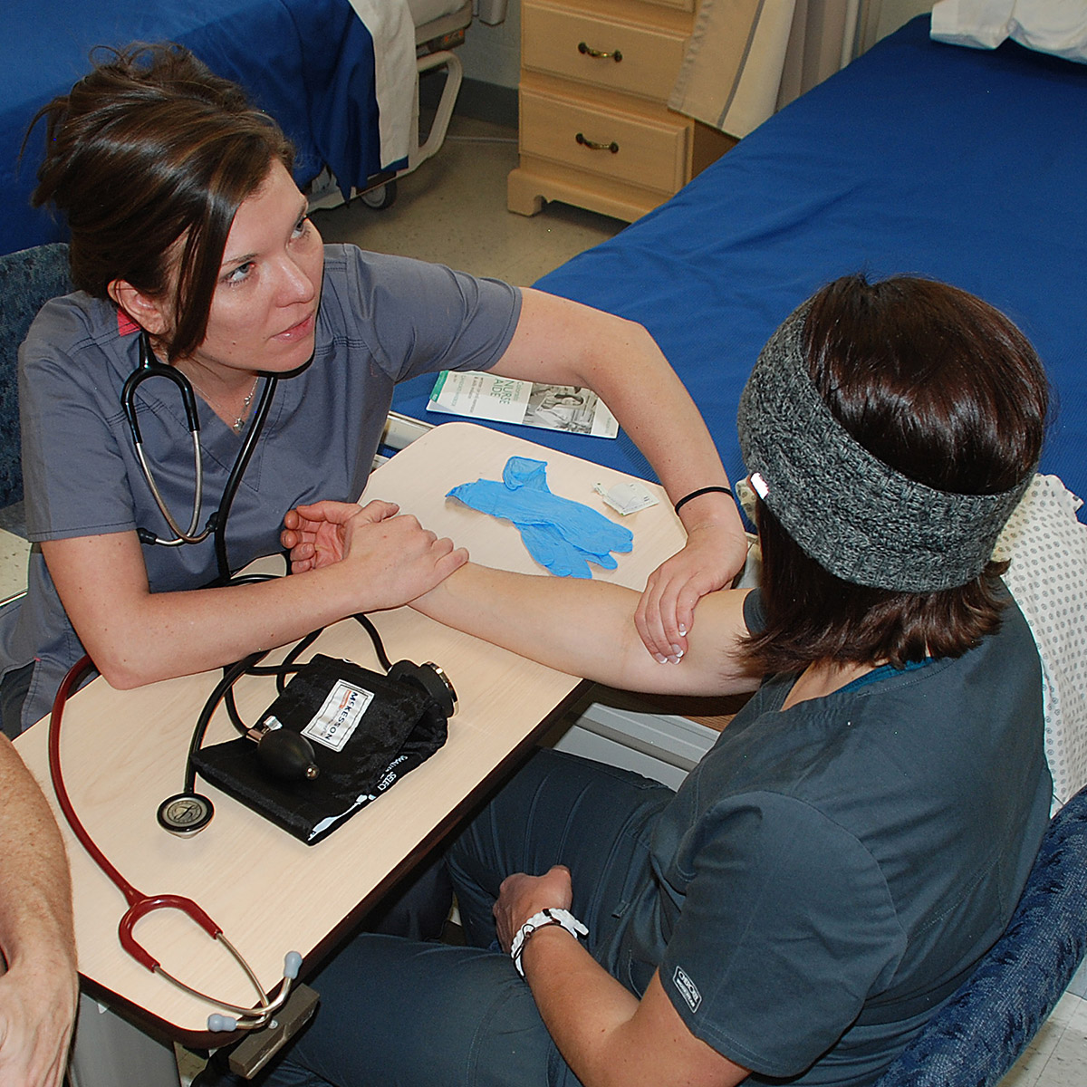 英雄联盟博彩竞猜 Nurse Aide students testing blood pressure
