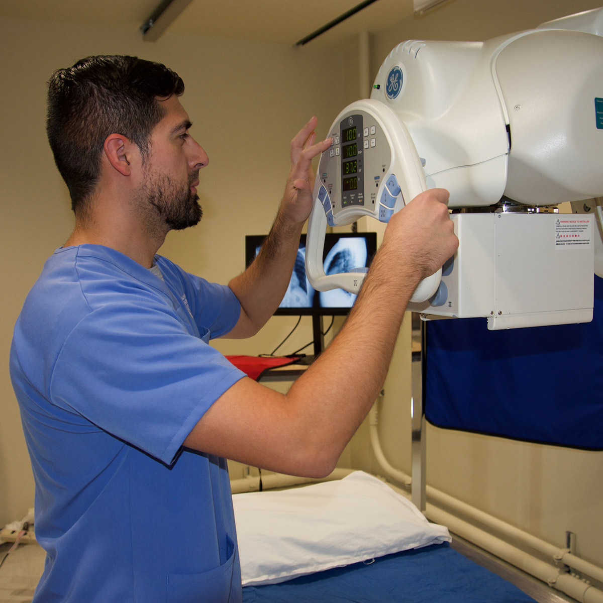 lol博彩 Radiologic Technology student