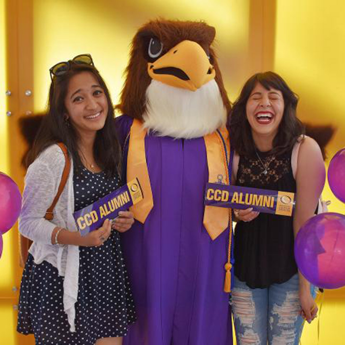 lol博彩 Alumni with Swoop mascot