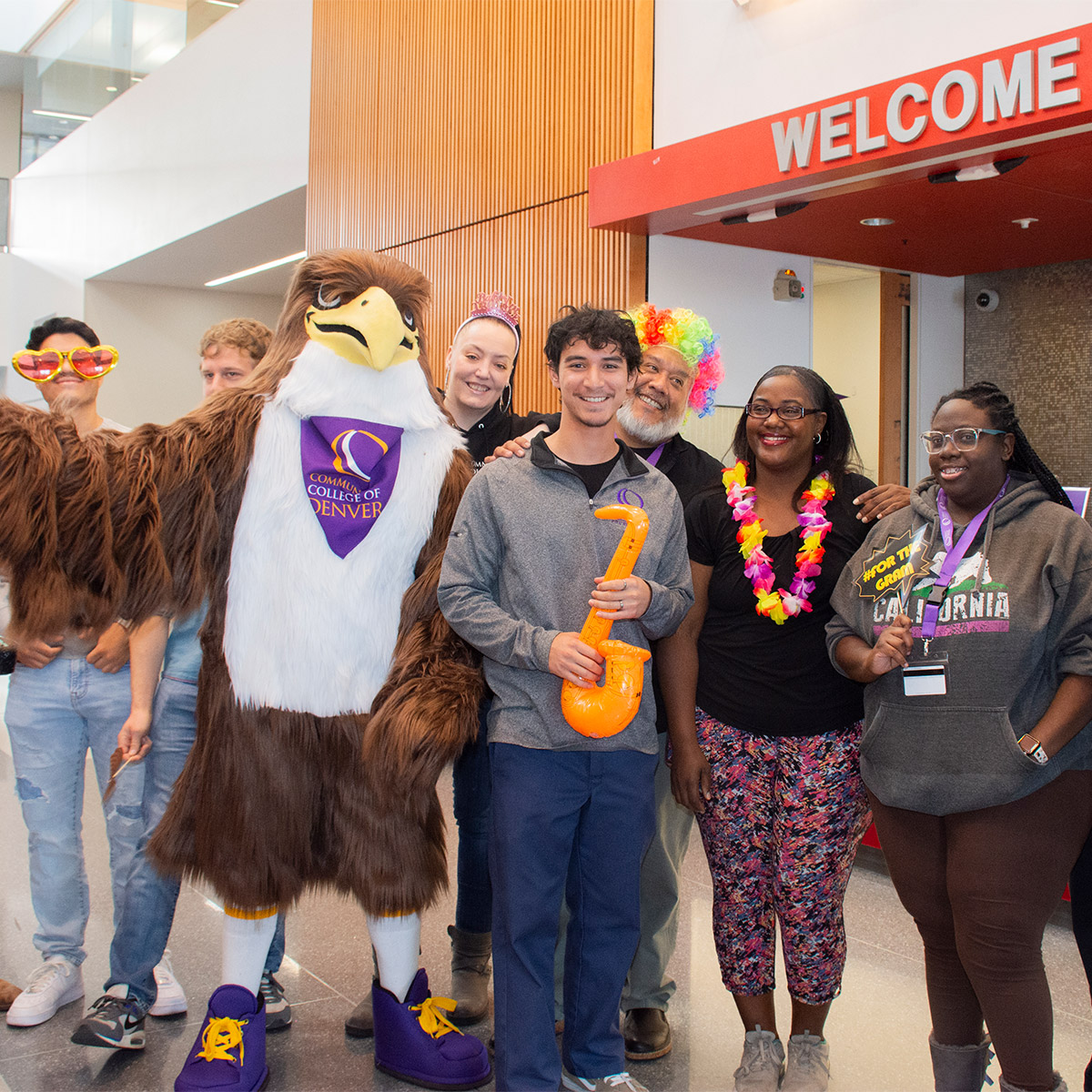 group of 英雄联盟博彩竞猜 students posing with the Swoop mascot
