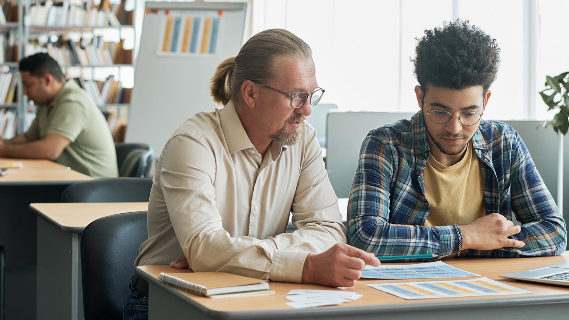 adults taking a GED prep course at 英雄联盟博彩竞猜
