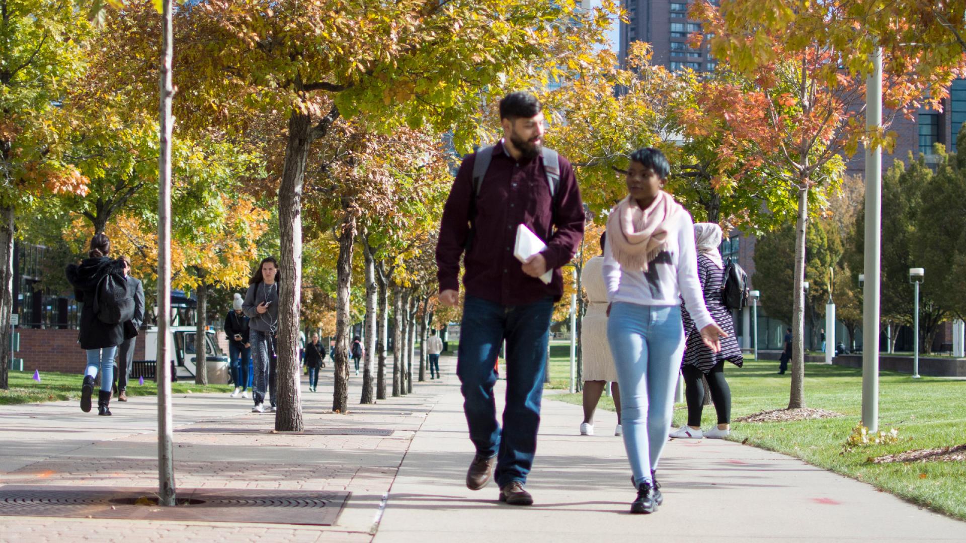 students walking across 英雄联盟博彩竞猜 campus
