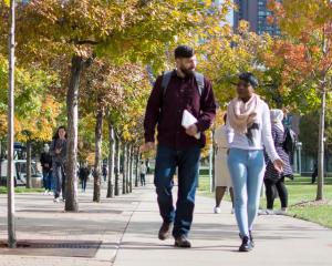 students walking across 英雄联盟博彩竞猜 campus